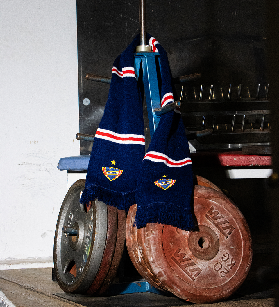 Halstørklæde - B.93 logo